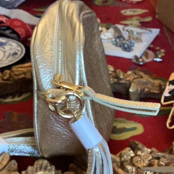 APATCHY LONDON NEW W/OUT TAG TASSEL GOLD LEATHER BAG 6” tall x 7” wide 2 STRAPS - Picture 6 of 9